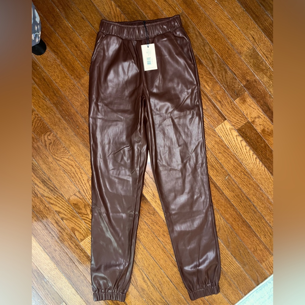🤎NWT🤎We Wore What Brown (cacao) buttery vegan leather jogger. 🤎size XS